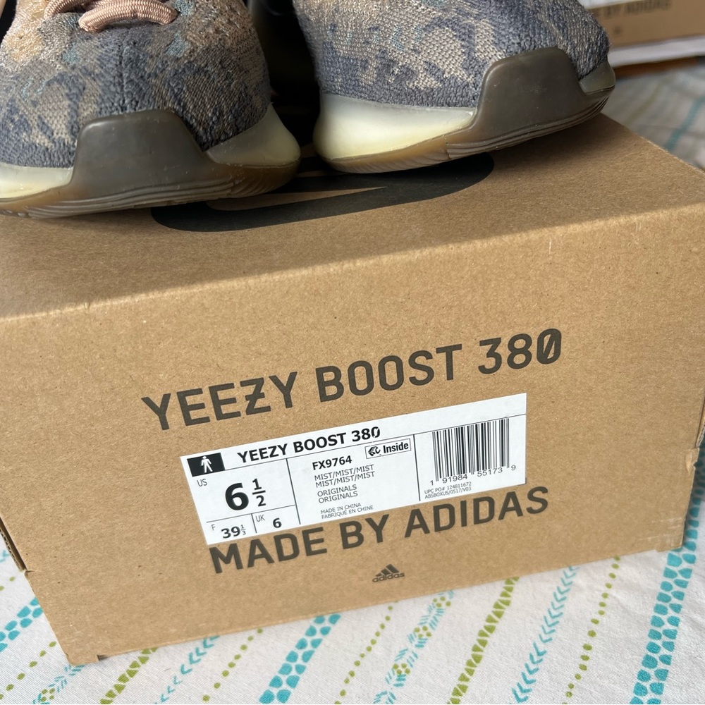 Mist 380s 6.5 yeezy- missing sole